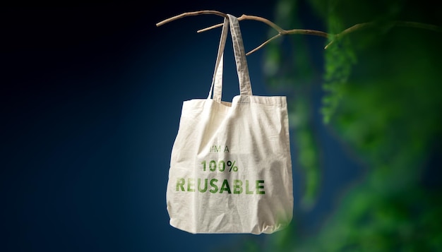 목화 재활용 가방 나무 코트 랙에 매달려 제로 폐기물 제품 환경 생태 관리 재생 개념