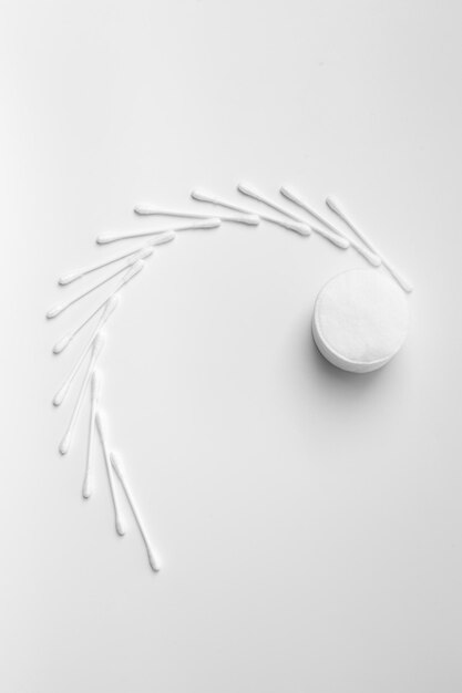 Photo cotton swabs buds and cotton pads on a white background