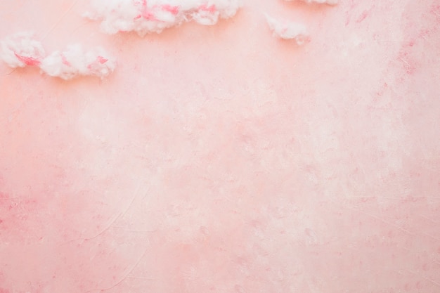 Photo cotton wool clouds against rusty wall