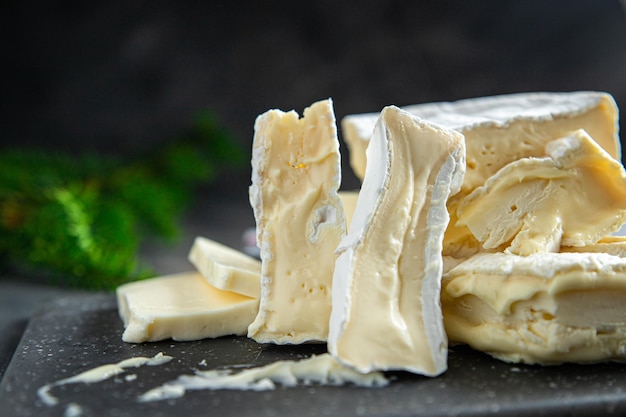 クロミエの特徴、カマンベールチーズ、ブリーチーズの新鮮でヘルシーな食事、食卓でのスナックダイエットc