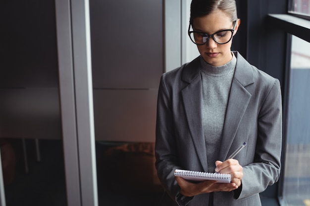 Counselor die op het notitieblok schrijft