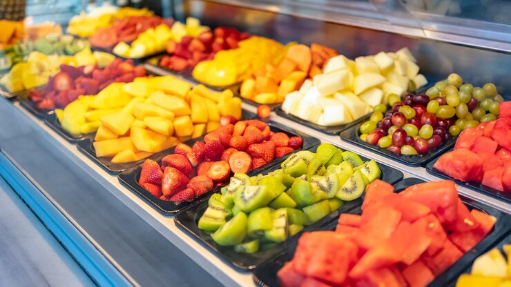 すぐに食べられる皮をむいたさまざまなカット フルーツのカウンター Mercado de San Miguel Madrid