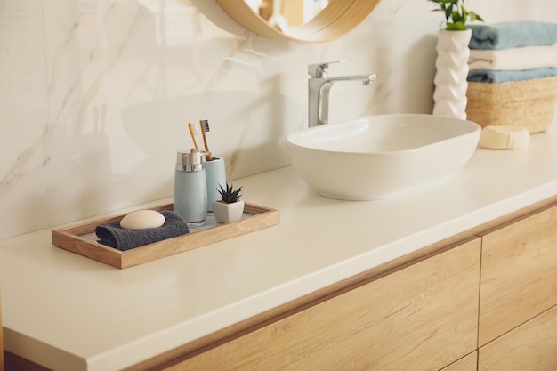 Countertop met gootsteen en toiletartikelen in badkamers Binnenlands ontwerp