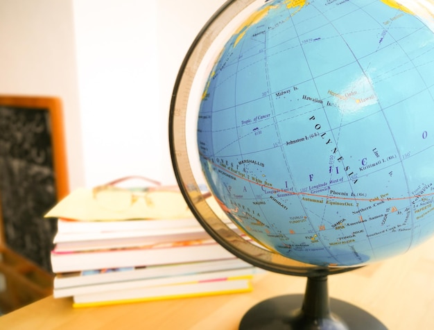 Фото Страны и континенты с красочной картой земного шара с книгами в фоновой концепции образования