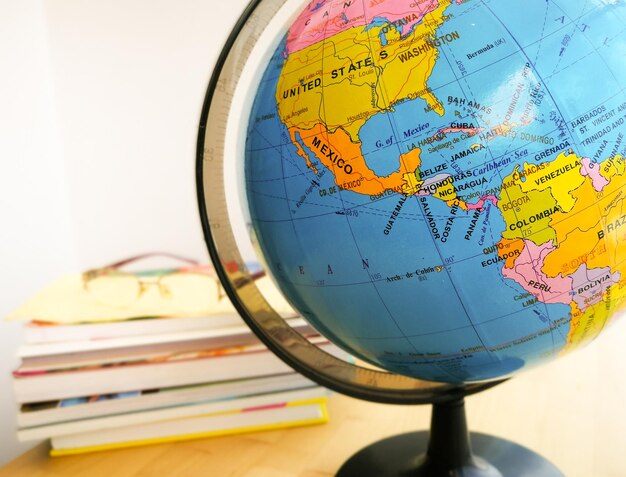 사진 배경 교육 개념의 책과 함께 지구상의 다채로운 지도와 나라와 대륙