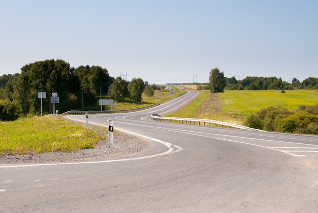 Проселочная асфальтированная дорога с левым и правым поворотами