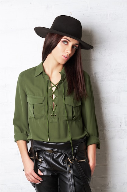 Foto ragazza del paese nel cappello e blusa verde, ritratto