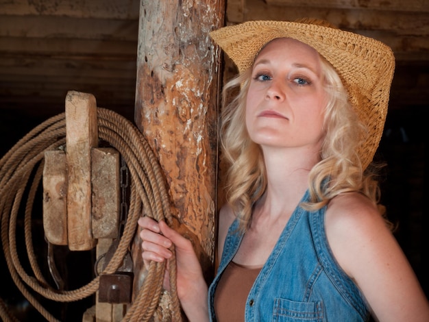 Photo country girl inside of an old barn.