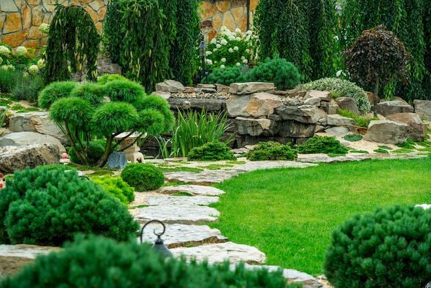 Photo a country house with a beautiful backyard behind the house