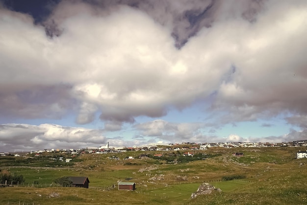 Torshavn デンマークの曇り空の下で農家のある国の風景 美しい風景を見る 緑の芝生のある丘陵地帯 曇り空 自然と環境 田舎での夏休み