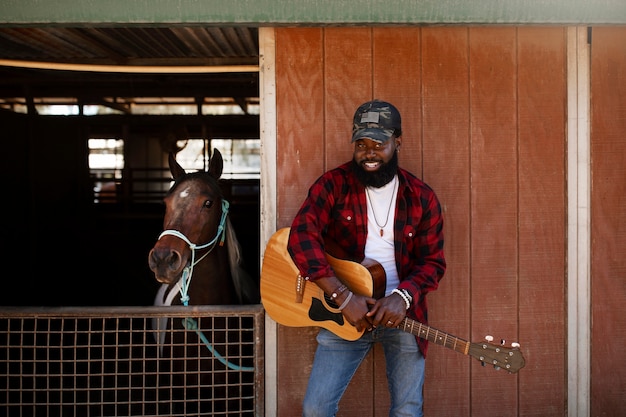 Photo country music interpret singing outdoors