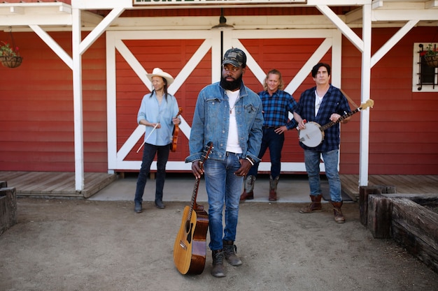 Foto country muziekband die buiten zingt