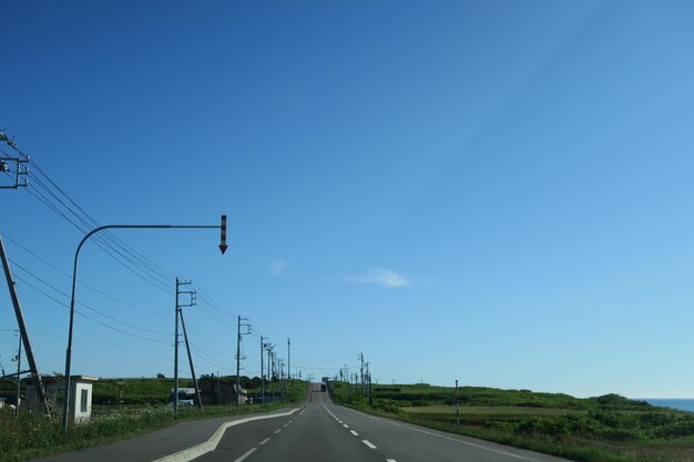 Photo country road against blue sky