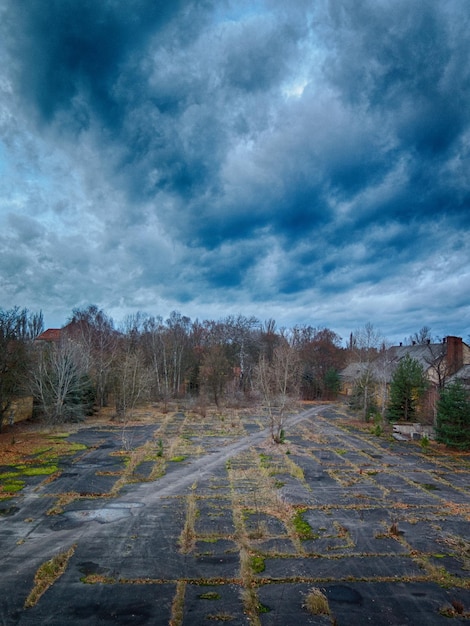 Foto strada di campagna contro un cielo nuvoloso