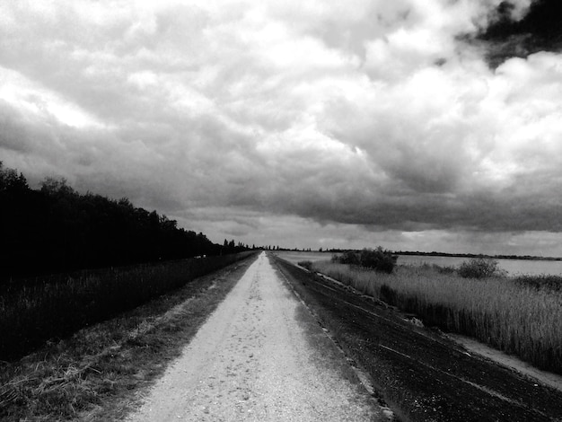 Photo country road against cloudy sky