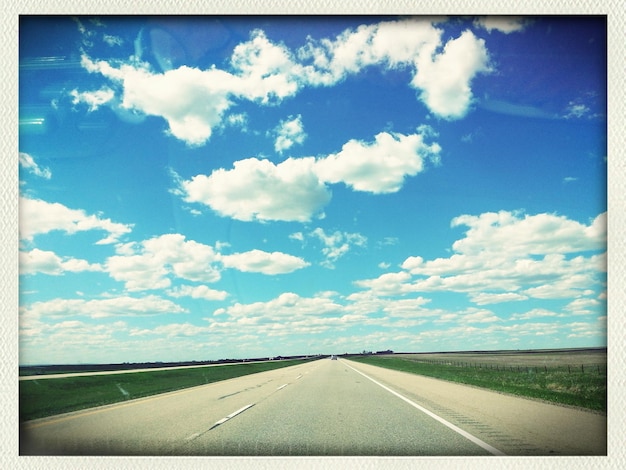 Photo country road against cloudy sky