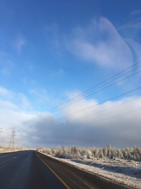 空に逆らう田舎の道