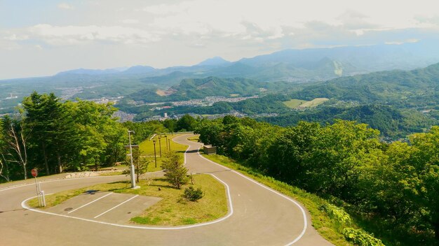 Foto strada di campagna lungo gli alberi e il paesaggio