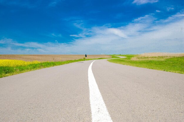 写真 空に照らされた田舎の田舎の道路