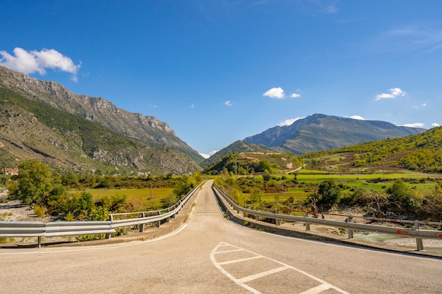 Foto strada campestre presso la montagna europea