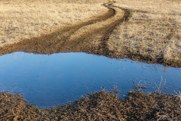 写真 春先の田舎道泥と水たまり
