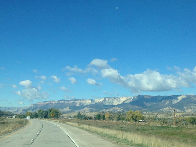 Photo country road leading towards mountains