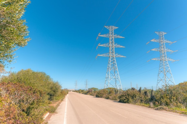 Strada di campagna in prossimità di tralicci elettrici