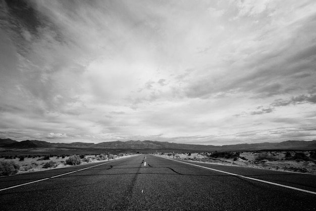 写真 景観を通過する田舎道路