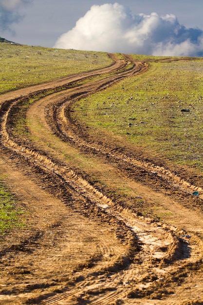 проселочная дорога с грязью, колеями