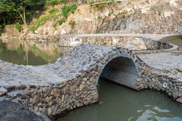 田舎の風景、石の橋、水車