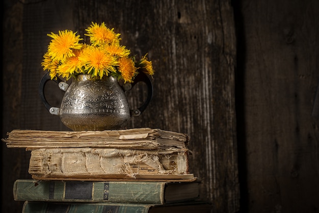 Foto paese natura morta con bouquet e cose vecchie, libri