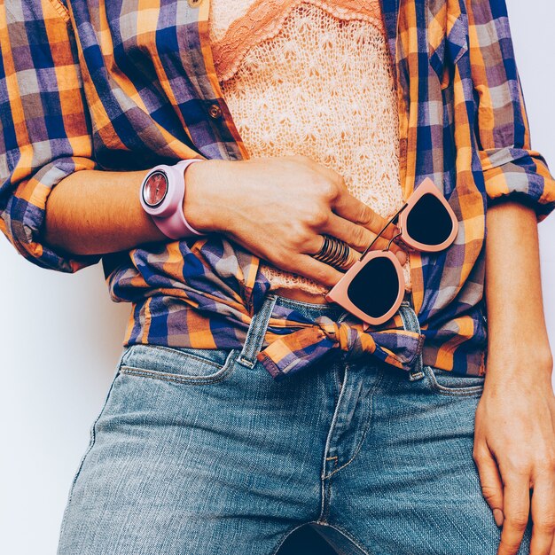 Estate di moda in stile country. accessori. top, gioielli, bracciali, blue jeans classici, camicia a quadri