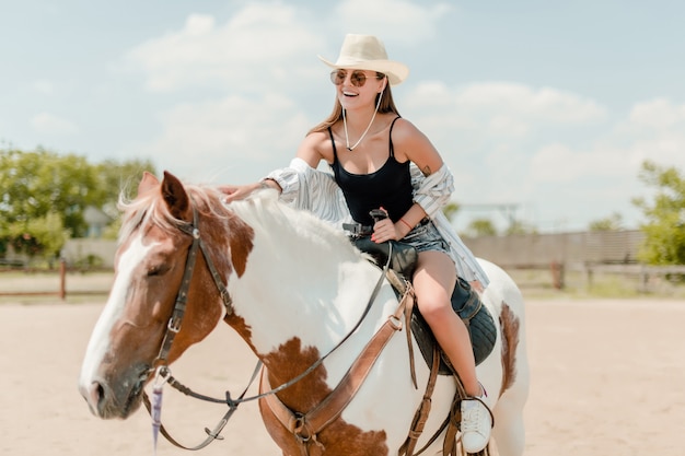 Photo countryside cowgirl riding a horse on a ranch