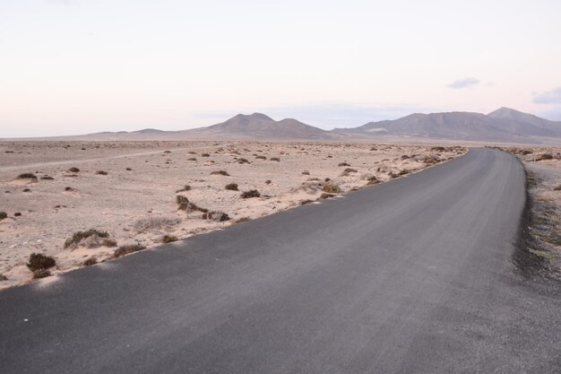 Foto countryside desert dirt road