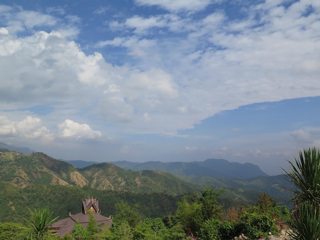 雲の空を背景にした田舎の風景