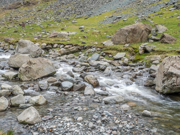 イギリスの曇り空の下で緑の野原と山の背景の田園風景ビュー