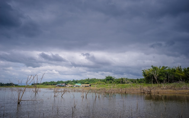 raincloud와 호수 근처 시골