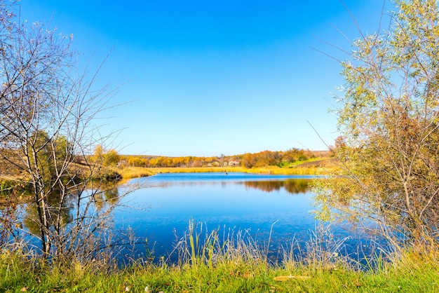 暖かい晴れた日の秋の田舎の川