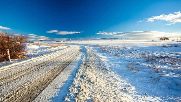 Strada di campagna con neve