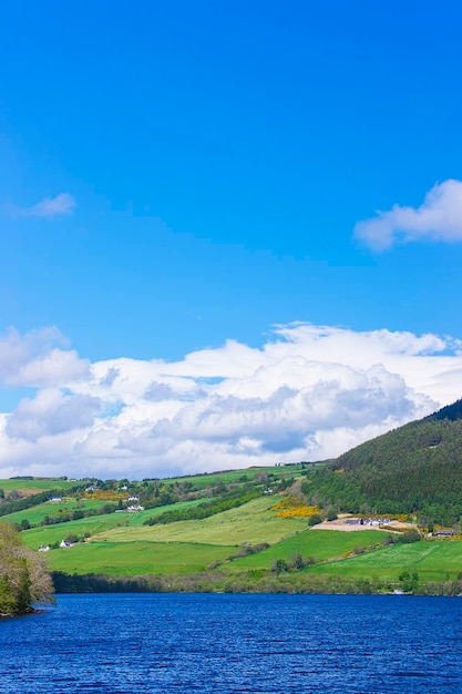 Вид на сельскую местность в Лох-Несс в Шотландии. Лох-Несс — город в горах Шотландии в Соединенном Королевстве.