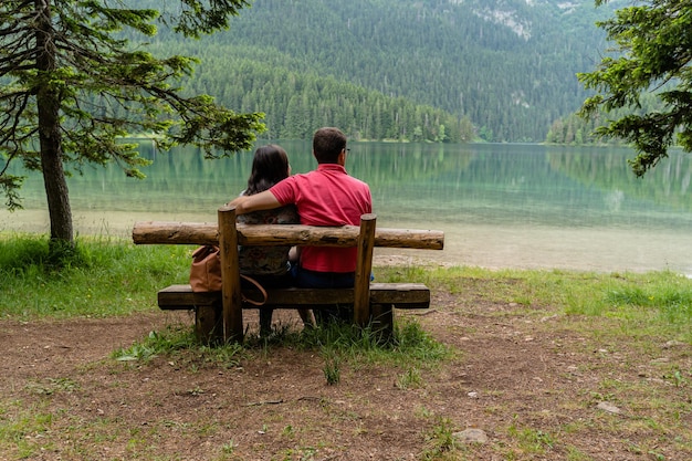 Durmitor 국립 공원, 몬테네그로에서 나무 벤치에 앉아 쿠데타