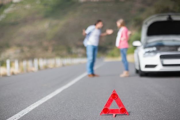 Photo couple after a car breakdown