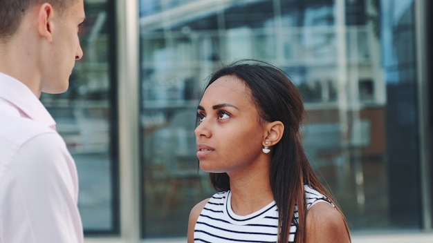 Photo couple arguing in the street