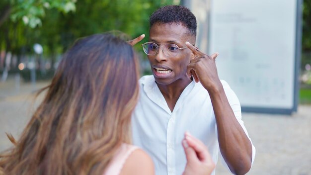 Photo couple arguing and yelling in the street