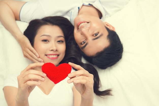 Coppia di amanti asiatici all'inizio della storia d'amore divertendosi insieme.