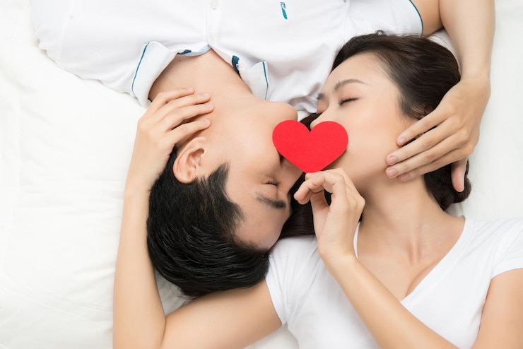 Photo 一緒に楽しんでいるラブストーリーの冒頭でアジアの恋人のカップル。