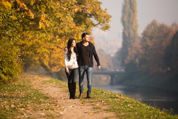 Coppia in autunno parco