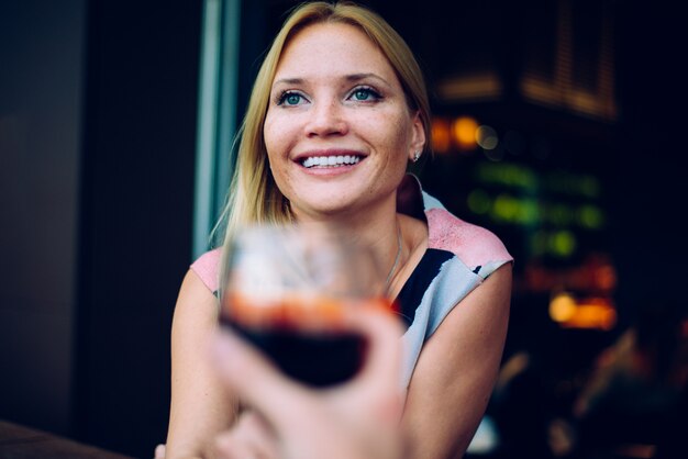 Photo couple in a bar