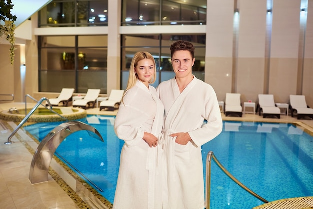 Photo a couple in the bathrobes at the spa