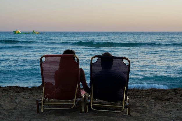 Foto la coppia sulla spiaggia al tramonto